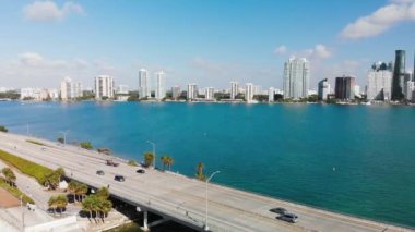 Güneşli bir günde Rickenbacker Causeway ve Downtown Miami 'nin hava aracı görüntüsü