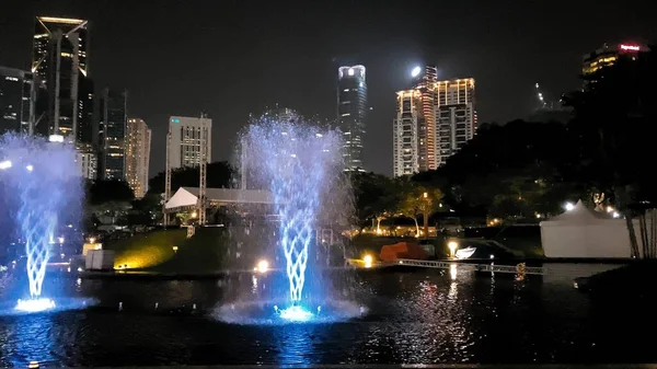 クアラルンプール、マレーシア – 2019年12月27日: Klcc Parkから夜のペトロナスツインタワー — ストック写真