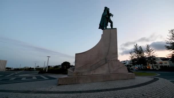 REYKJAVIK, ICELAND - JULI 2019: Stortorget och Katedralen vid solnedgången — Stockvideo