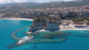 Yaz mevsiminde Calabria kıyı şeridi. Tropea gökyüzü kristal berrak okyanusla kaplı