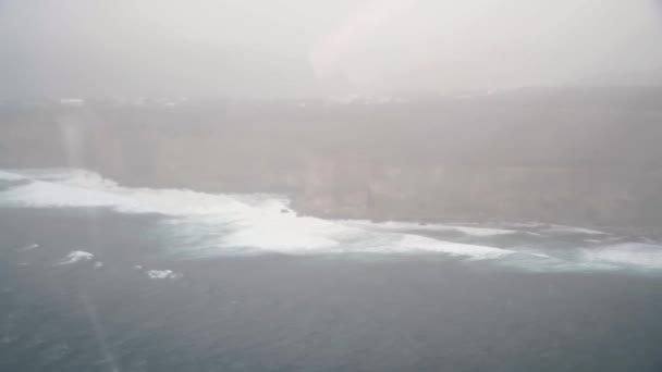 Вид с вертолета Двенадцати Апостолов в бурный день, Great Ocean Road, Австралия — стоковое видео