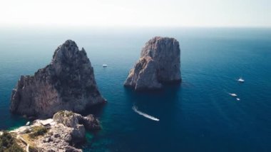 Bir İHA 'dan Faraglioni' nin yukarıdan görünüşü, Capri. İtalya, Campania 'nın ünlü kayaları