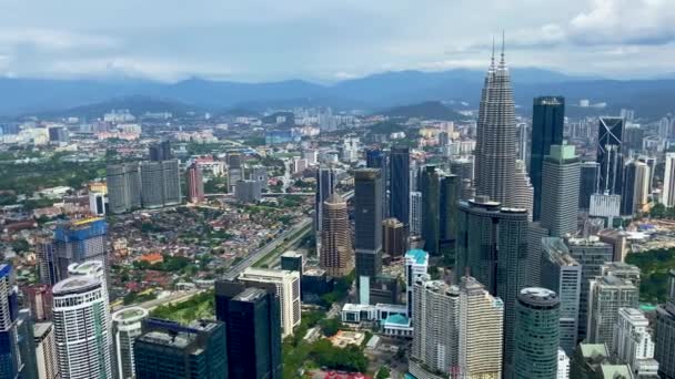 Vista aérea incrível de Kuala Lumpur em um dia nublado, Malásia — Vídeo de Stock