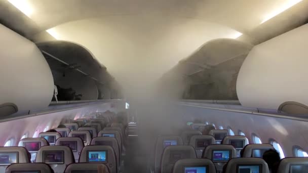 Spray desinfectante dentro del avión. Desinfectante en tiempos de pandemia — Vídeo de stock