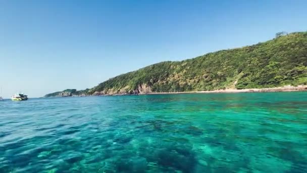 Wybrzeże wyspy Phi Phi w piękny słoneczny dzień, Tajlandia — Wideo stockowe