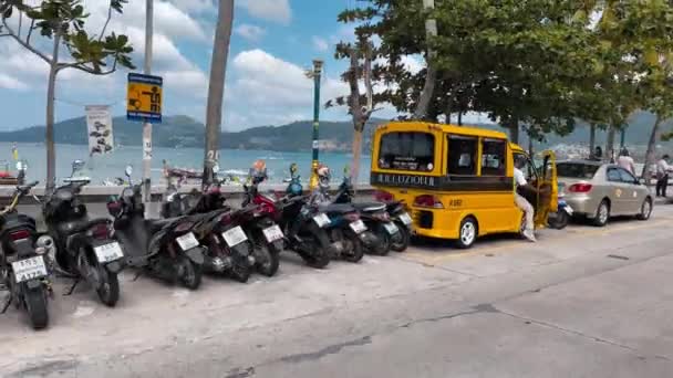 PHUKET, TAILANDIA - DICIEMBRE 2019: El tráfico de la ciudad en un hermoso día de un Tuk Tuk en movimiento — Vídeos de Stock