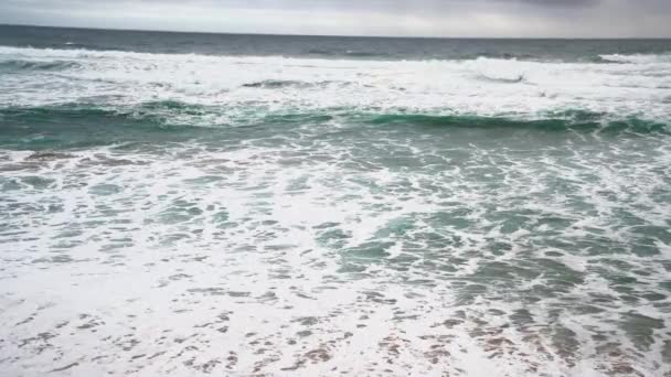 Olas a lo largo de una hermosa playa, Great Ocean Road, Australia — Vídeos de Stock