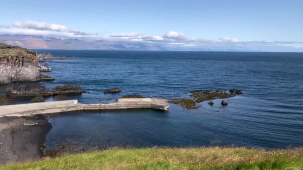 Arnarstapi skalní útvary podél pobřeží v letní sezóně, Island — Stock video