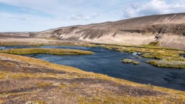 Landmannalaugar kırsalında ve yaz mevsiminde dağlarda, İzlanda