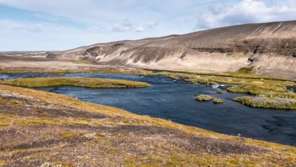 Krajobraz i góry Landmannalaugar w sezonie letnim, Islandia — Wideo stockowe