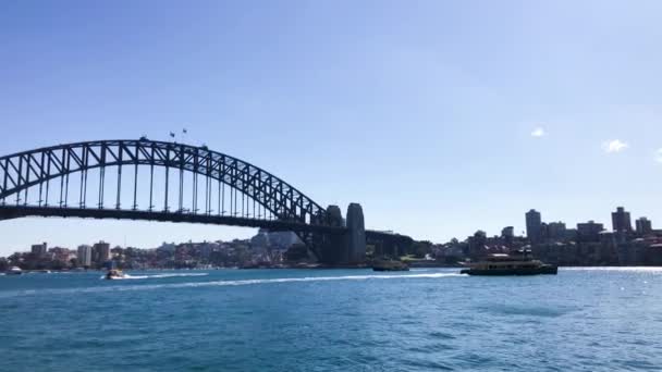 SYDNEY - AUGUST 2018: Luchtfoto van Sydney Harbour Bridge bij schemering — Stockvideo