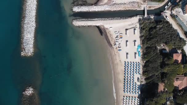 Tyrhenian Denizi Havadan görünüşü yaz mevsiminde bir drondan — Stok video