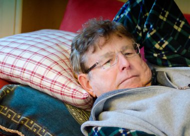 Kıdemli TV izlerken kanepede, İtalya