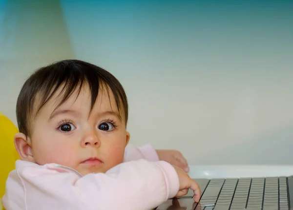 Année Bébé Fille Essayant Utiliser Son Netbook Italie — Photo
