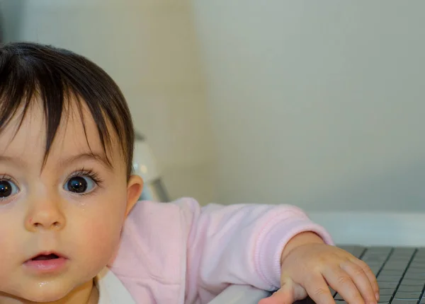 Ano Bebê Menina Tentando Usar Seu Netbook Itália — Fotografia de Stock