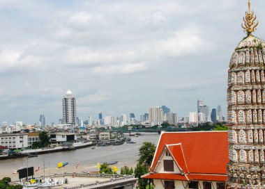 Şafak wat arun ve Bangkok, Tayland, güzel bir mavi gökyüzü Tapınağı.