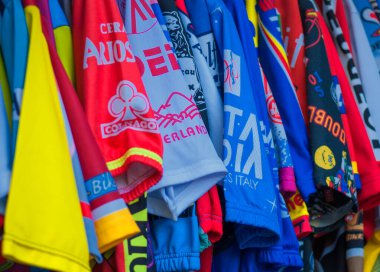 İtalya 'da Toskana Marketinde Spor Gömlek Koleksiyonu