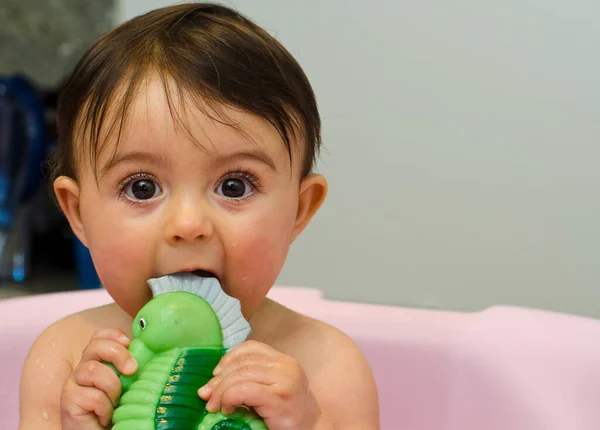 Bebê Menina Desfrutando Banho Itália — Fotografia de Stock