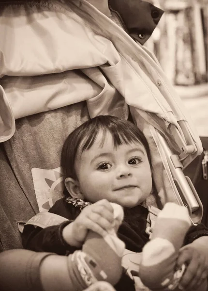 在机场 意大利婴儿车中的宝贝女儿 — 图库照片