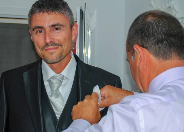 Bruidegom Aankleden Voor Bruiloft Italië — Stockfoto