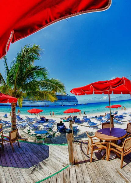 美しいカリブ海のビーチでのデッキチェアと傘 — ストック写真