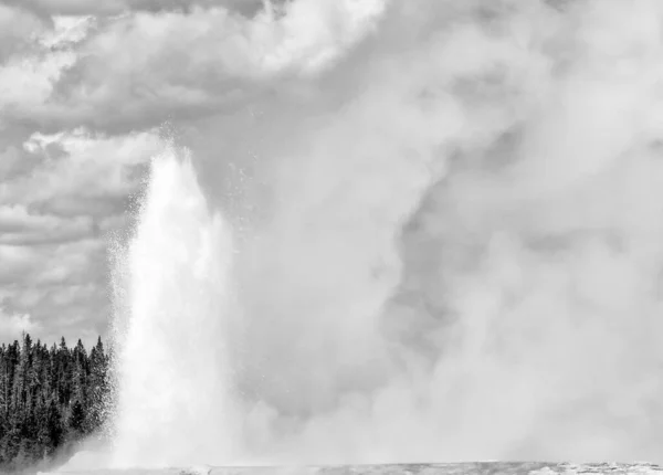 Eski Sadık Ünlü Şofben Yellowstone Milli Parkı — Stok fotoğraf