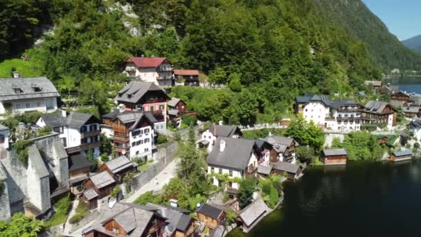 Hallstatt, Австрія. Дивовижний вигляд літнього міста на горизонті в чудовий сонячний день, безпілотний вид. — стокове відео