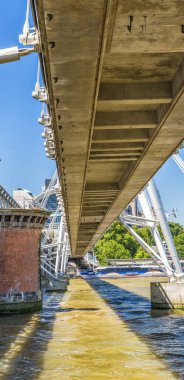 Blackfriars Köprüsü 'nün altından görünüşü. Londra 'ya yılda 30 milyon turist geliyor.