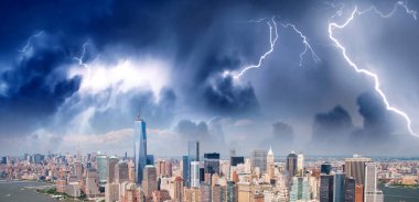 metropolis modern binalar üzerinde fırtına.