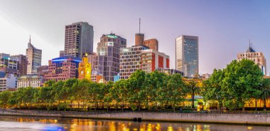 Melbourne silüeti Yarra Nehri gün batımında, Avustralya.