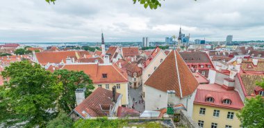 Tallinn, Estonya - 2 Temmuz 2017: Panoramik hava şehir manzaralı. Tallinn her yıl 2 milyon turist çeken.