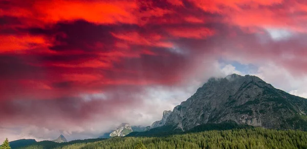 Berge Und Natur Bei Sonnenuntergang — Stockfoto