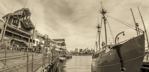2012年2月10日 纽约曼哈顿下城南街海港17号码头的游客 南街海港 South Street Seaport 是曼哈顿东河地区的一个历史名胜 — 图库照片