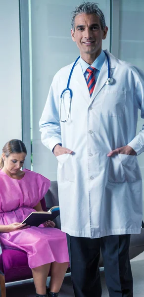 Médico Listo Para Recibir Paciente Femenino Sala Espera Del Hospital —  Fotos de Stock