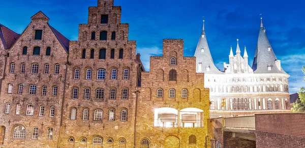 Salzspeicher Salzspeicher Lubeck Night Germany Исторические Кирпичные Здания Реке Верхний — стоковое фото