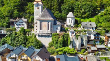 Hallstatt, Avusturya. Yaz mevsiminde göl üzerinde uçan bir drondan güzel bir kasabanın havadan görüntüsü.