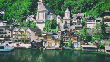 Hallstatt, Avusturya. Yaz mevsiminde göl üzerinde uçan bir drondan güzel bir kasabanın havadan görüntüsü.
