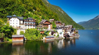 Hallstatt, Avusturya. Yaz mevsiminde göl üzerinde uçan bir drondan güzel bir kasabanın havadan görüntüsü.