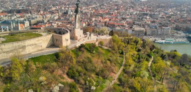 Budapeşte silüetinin ve şehir Kalesi 'nin havadan görünümü.