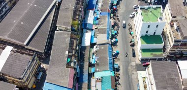 Maeklong, Tayland, panoramik şehir binaları ve ünlü demiryolu pazarı manzarası.