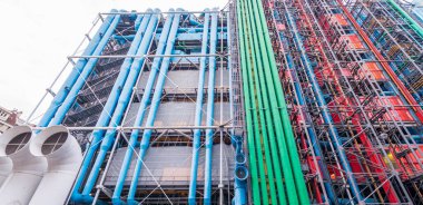 PARIS, FRANCE - 16 Haziran 2014: Paris, Fransa 'daki Pompidou Kültür Merkezi. Merkez Georges Pompidou yüksek teknoloji mimarisi tarzında tasarlanmıştır.