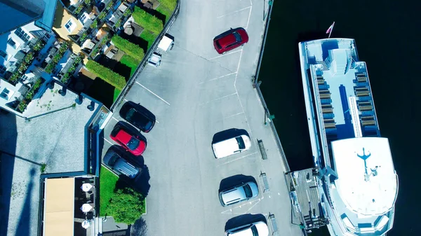 奥地利哈尔斯塔特 夏天沿着美丽的湖畔停放汽车的空中景观 — 图库照片