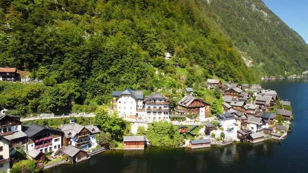 オーストリアのホルスタット 夏には湖の上を飛ぶ無人機からの美しい町の空中ビュー — ストック写真