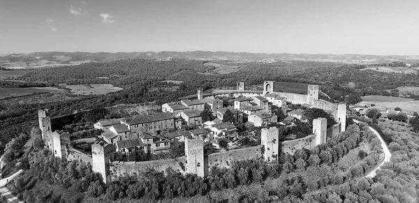 丘の上にモンテレッジョニ トスカーナ中世の町の美しい空中風景 — ストック写真