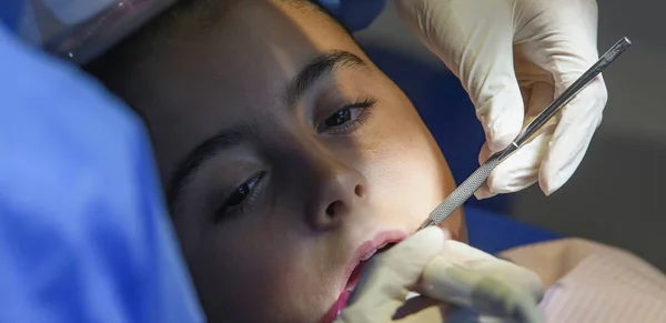 Zubař Čistí Dívce Zuby Speciálním Nářadím Zubní Prevence — Stock fotografie
