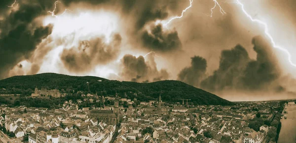 Vista Aérea Del Horizonte Medieval Heidelberg Desde Dron Con Tormenta —  Fotos de Stock