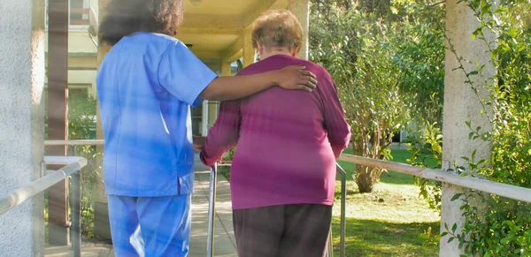 Afrikansk Kvinnlig Läkare Pratar Med Äldre Pensionerad Kvinna Med Käpp — Stockfoto