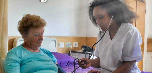 Médico Africano Visitando Paciente Anciana Cama Hospital Concepto Rehabilitación Jubilación — Foto de Stock