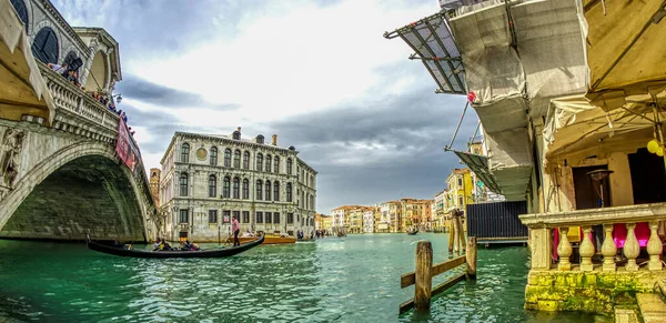 Venice Italy April 2014 Tourists Enjoy View Rialto Bridge Cloudy — Stock Photo, Image