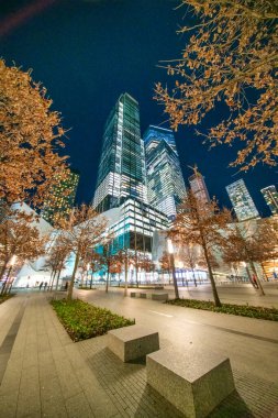 NEW YORK CITY - 4 Aralık 2018: Gece Dünya Ticaret Merkezi kompleksi, dış görünüş. 11 Eylül saldırılarında yıkılan ilk yedi binanın yerini alıyor.